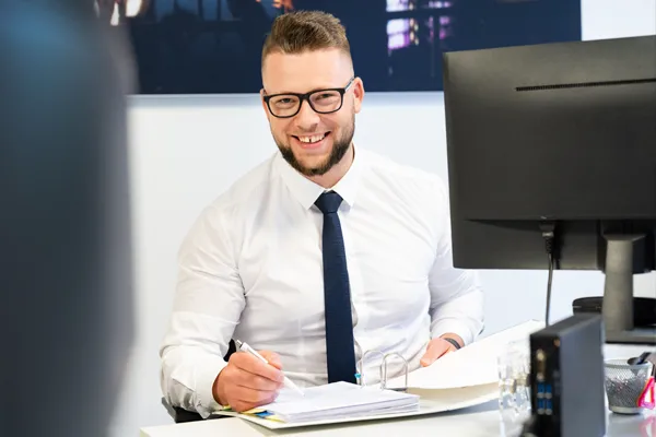 Ein weiterer freundlicher Mitarbeiter hat Spaß bei der Arbeit